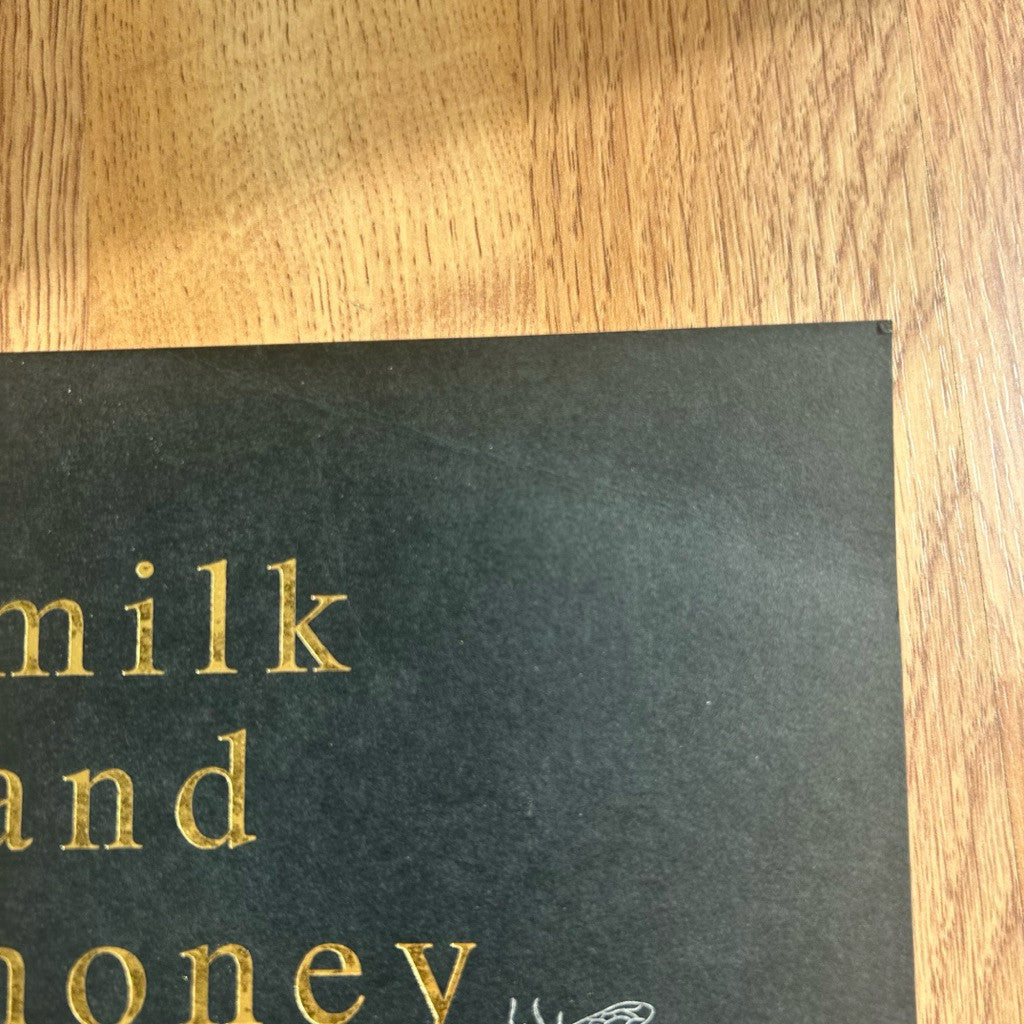 หนังสือภาษาไทย ปานหยาดน้ำผึ้ง Milk and Honey Rupi Kaur รูปี กอร์