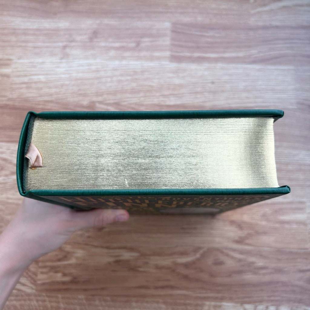 Gilded-Edge Hardcover The Adventures of Huckleberry Finn by Mark Twain หนังสือ มาร์ก ทเวน ปกแข็ง ขอบทอง