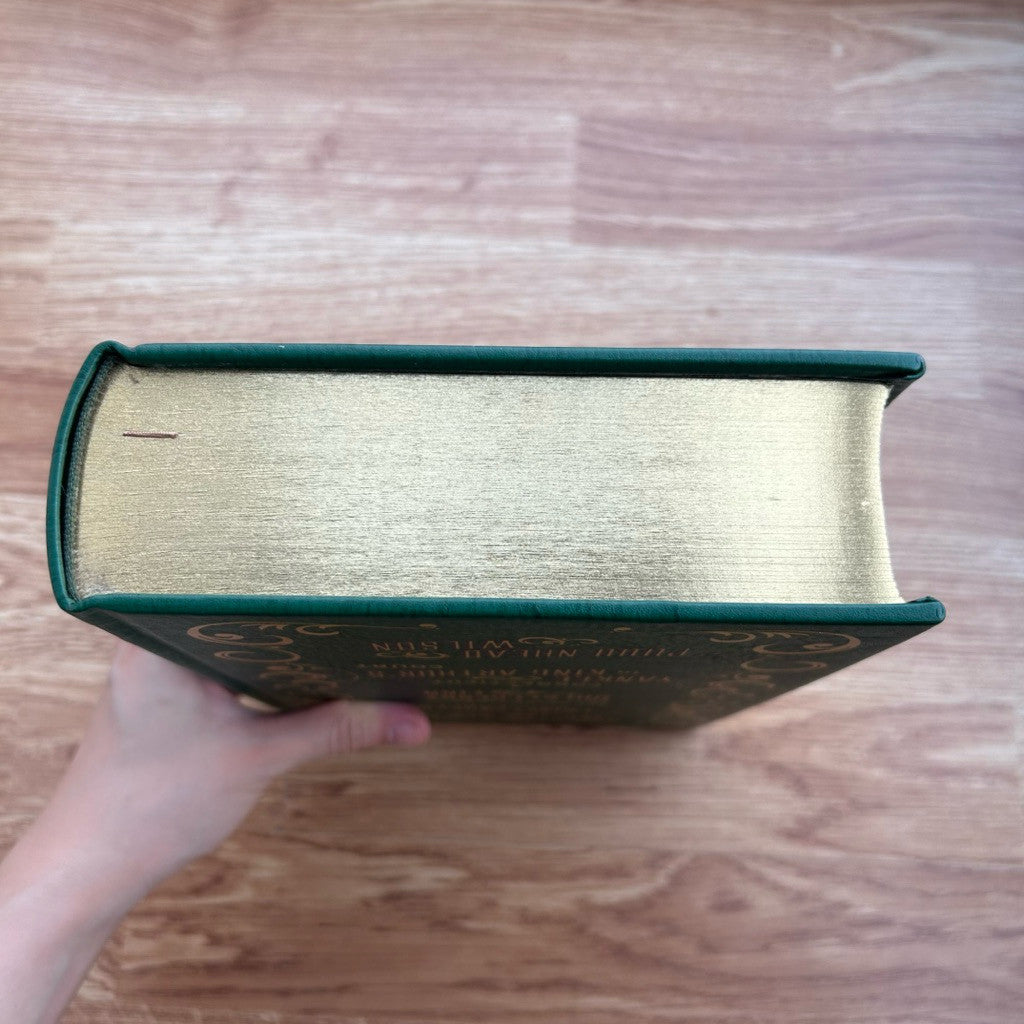 Gilded-Edge Hardcover The Adventures of Huckleberry Finn by Mark Twain หนังสือ มาร์ก ทเวน ปกแข็ง ขอบทอง