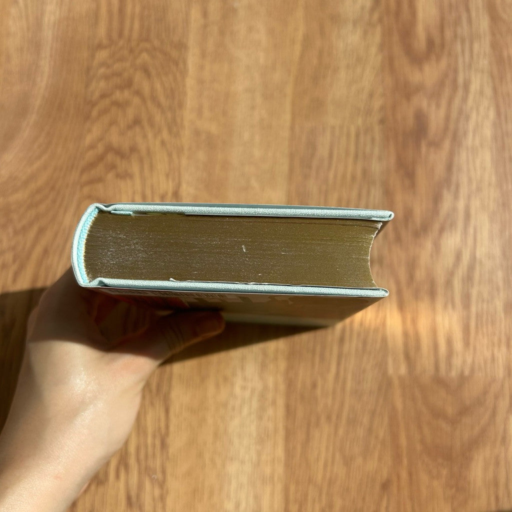 Gilded-edge hardcover The Master and Margarita by Mikhail Bulgakov
 หนังสือ ปกแข็ง ขอบทอง ภาษาอังกฤษ