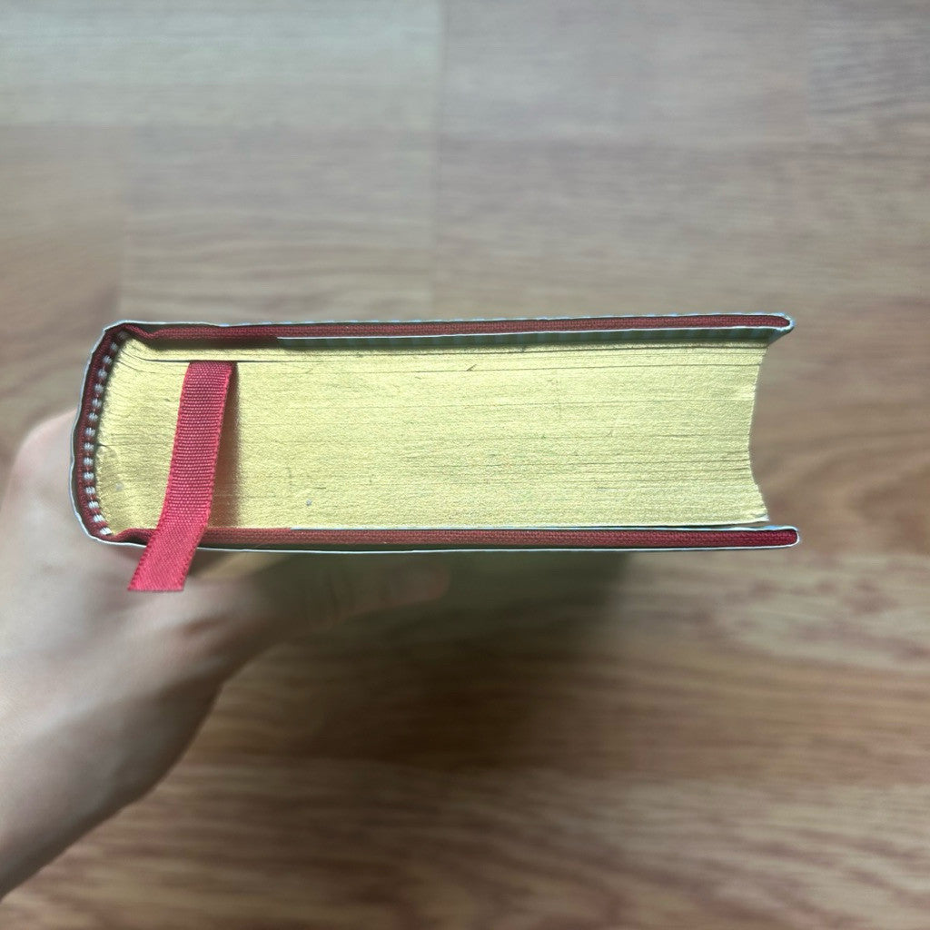 Glided-edge Hardcover The Hunchback Of Notre-Dame by Victor Hugo หนังสือ ไอ้ค่อมแห่งโนเตรอดาม ปกแข็ง