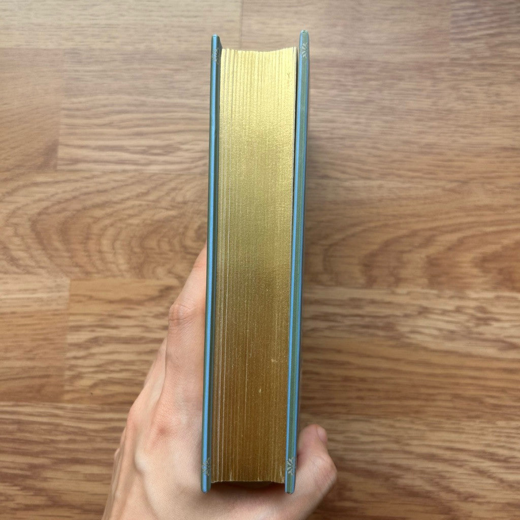 Glided-edge Hardcover The Hunchback Of Notre-Dame by Victor Hugo หนังสือ ไอ้ค่อมแห่งโนเตรอดาม ปกแข็ง