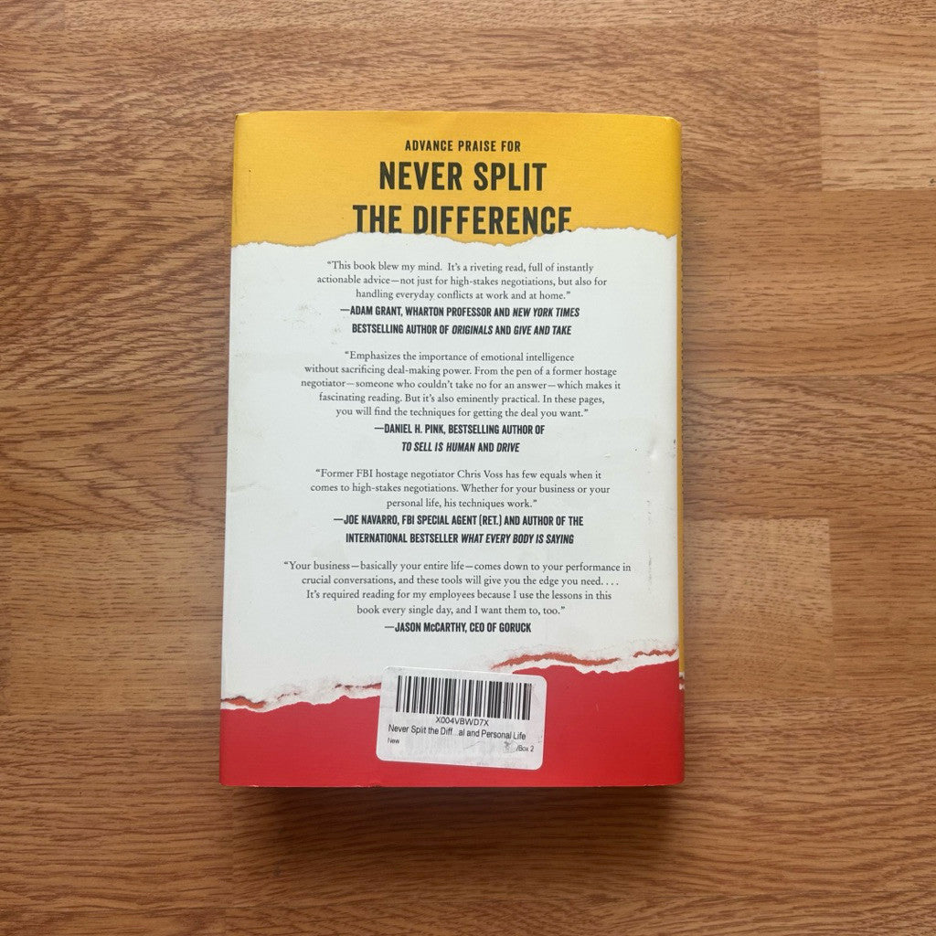 Hardcover Never Split the Difference : Negotiating As If Your Life Depended On It by Christopher Voss & Tahl Raz หนังสือ