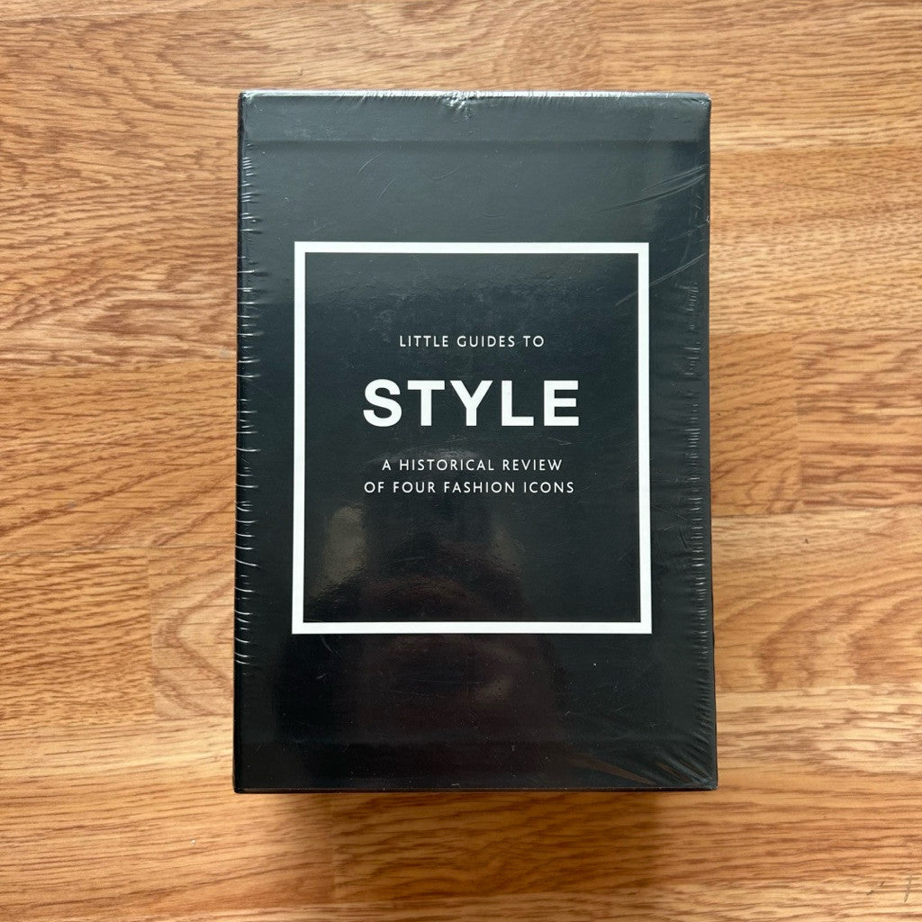 Hardcover Little Guides to Style: The Story of Four Iconic Fashion Houses หนังสือ ปกแข็ง