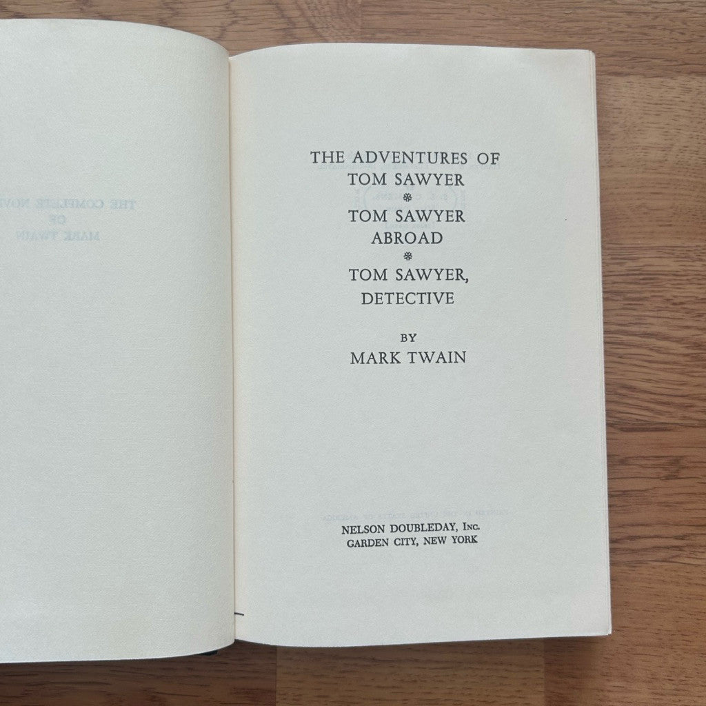 Hardcover The Adventures of Tom Sawyer by Mark Twain หนังสือ การผจญภัยของฮักเกิลเบอร์รี่ ฟินน์ โดย มาร์ก ทเวน ปกแข็ง