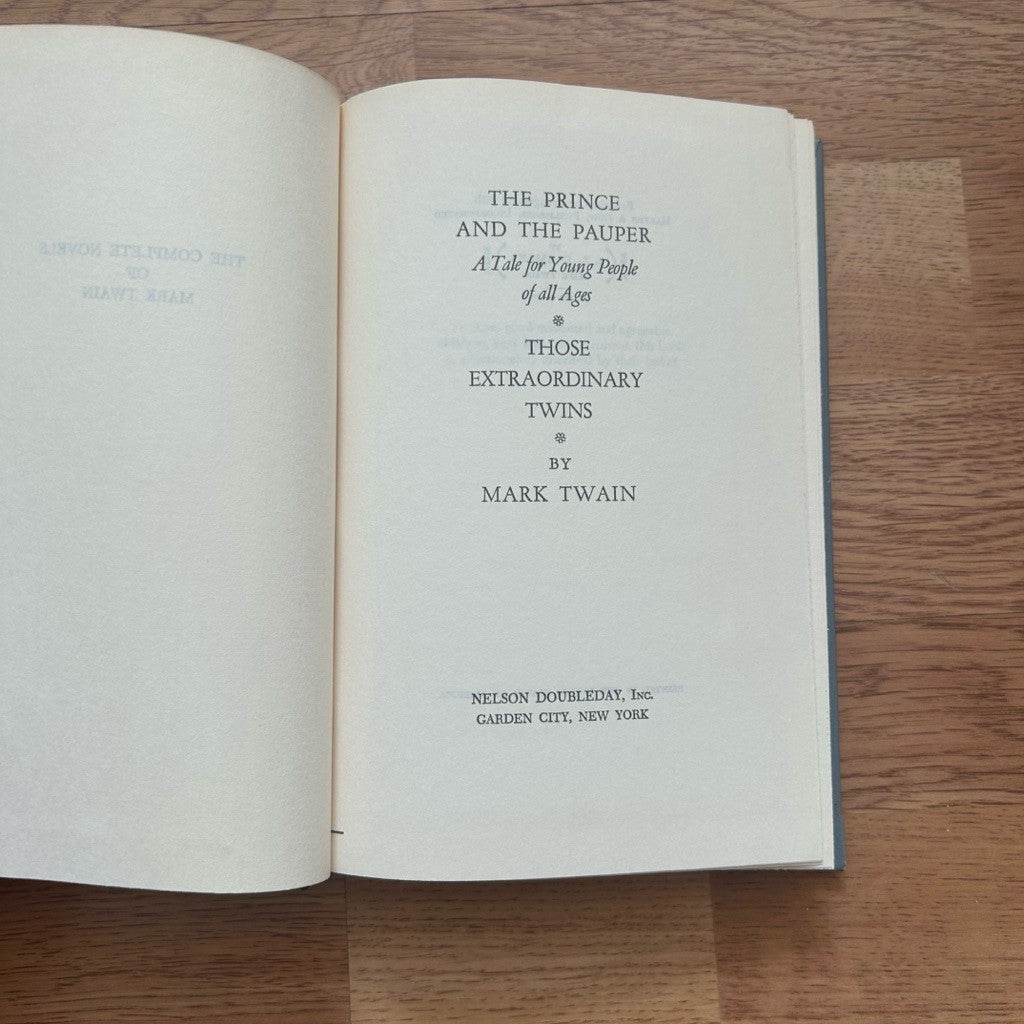Hardcover The Prince and the Pauper & Those Extraordinary Twins by Mark Twain หนังสือ  ปกแข็ง
