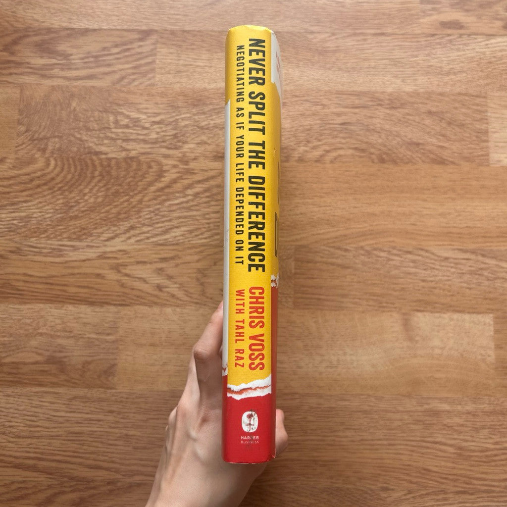 Hardcover Never Split the Difference : Negotiating As If Your Life Depended On It by Christopher Voss & Tahl Raz หนังสือ