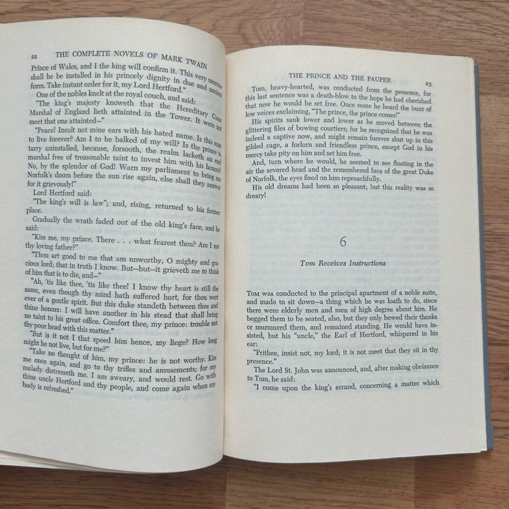 Hardcover The Prince and the Pauper & Those Extraordinary Twins by Mark Twain หนังสือ  ปกแข็ง
