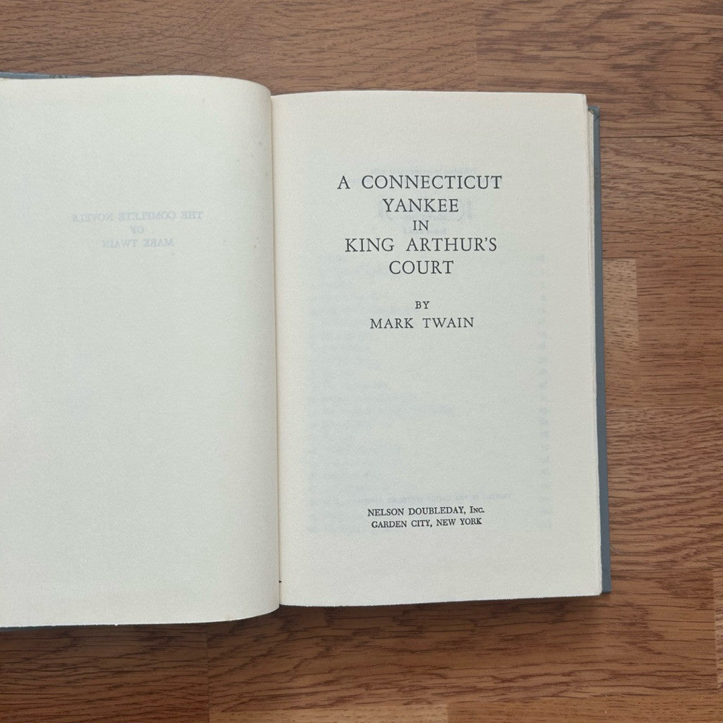 Hardcover A Connecticut Yankee in King Arthur's Court by Mark Twain หนังสือ  ปกแข็ง
