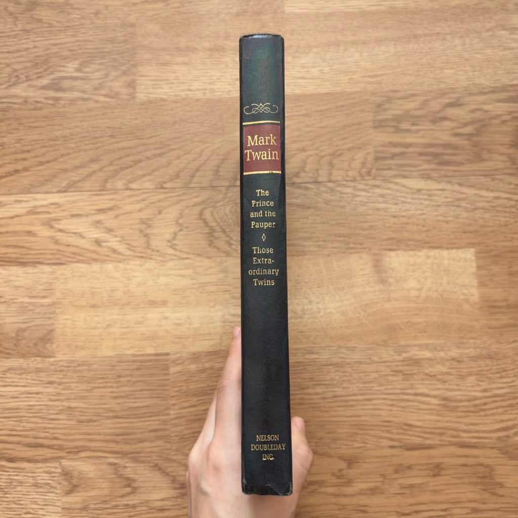 Hardcover The Prince and the Pauper & Those Extraordinary Twins by Mark Twain หนังสือ  ปกแข็ง
