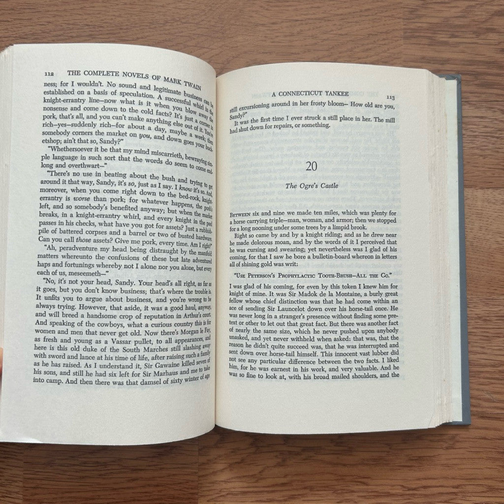 Hardcover A Connecticut Yankee in King Arthur's Court by Mark Twain หนังสือ  ปกแข็ง
