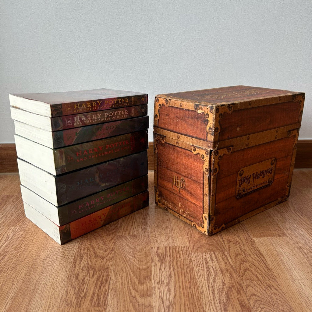 (พิมพ์ครั้งที่ 1 ทั้งหมด) ชุดหีบหนังสือแฮร์รี่ พอตเตอร์ ปกอ่อน สันภาษาอังกษ Harry Potter Box Set