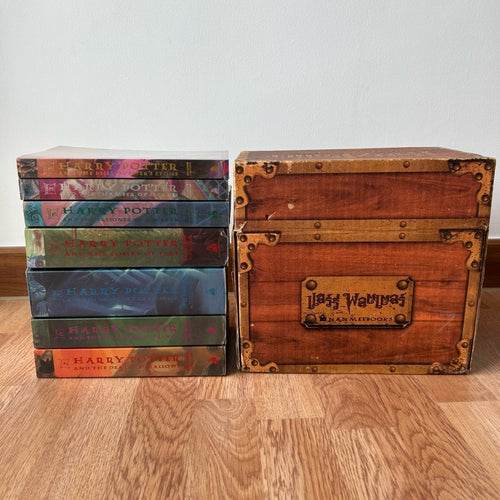 (พิมพ์ครั้งที่ 1 ทั้งหมด) ชุดหีบหนังสือแฮร์รี่ พอตเตอร์ ปกอ่อน สันภาษาอังกษ Harry Potter Box Set