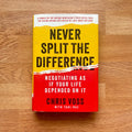 Hardcover Never Split the Difference : Negotiating As If Your Life Depended On It by Christopher Voss & Tahl Raz หนังสือ