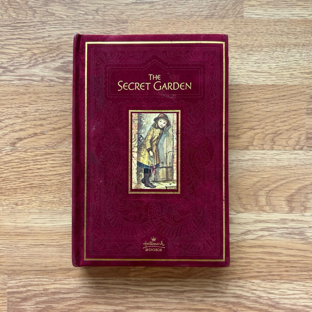 Hardcover The Secret Garden
by Frances Hodgson Burnett หนังสือ ในสวนลับ ปกแข็ง