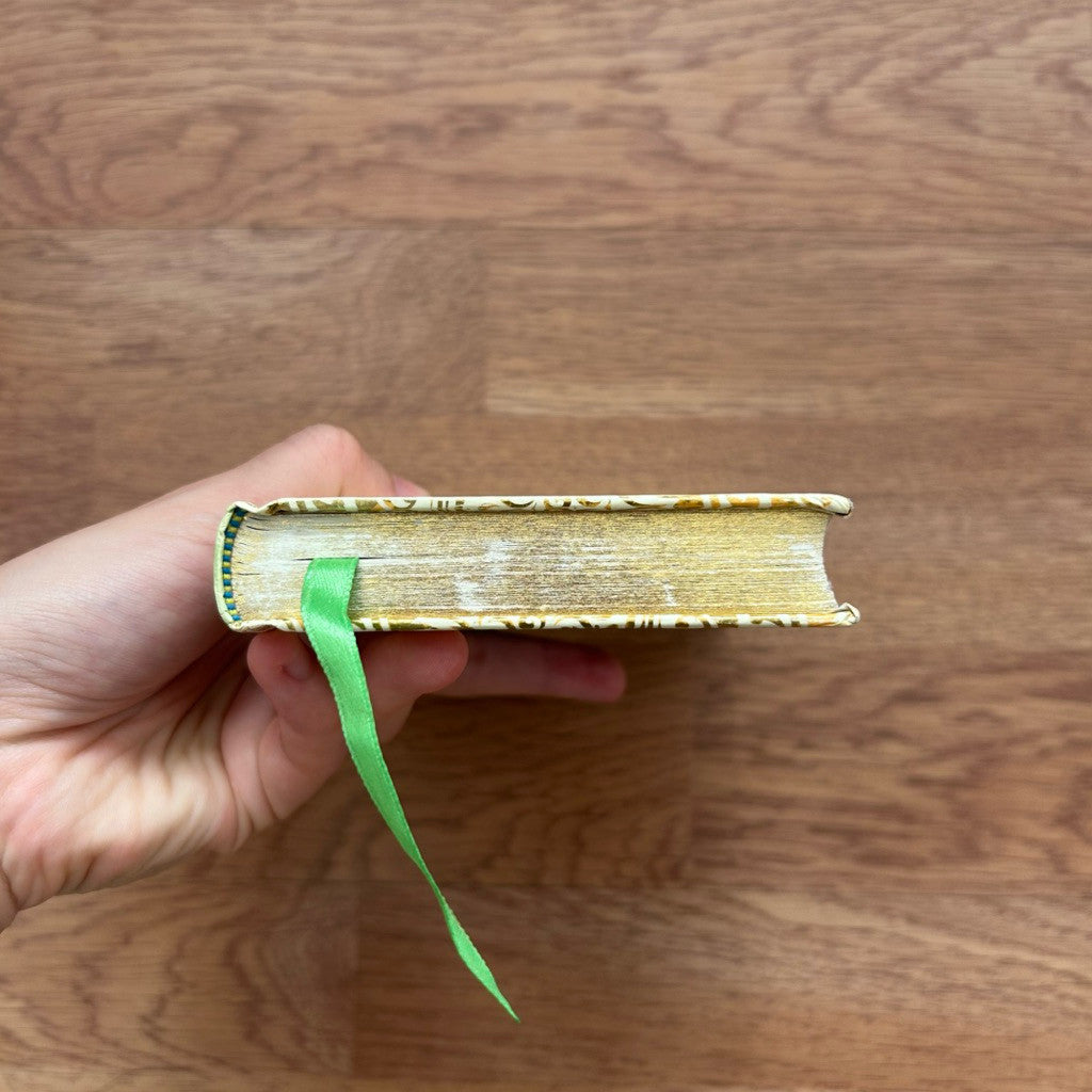Gilded-edge hardcover Anne of Green Gables by Lucy Maud Montgomery หนังสือ แอนน์ หนูน้อยแห่งบ้านกรีนเกเบิลส์ ปกแข็ง