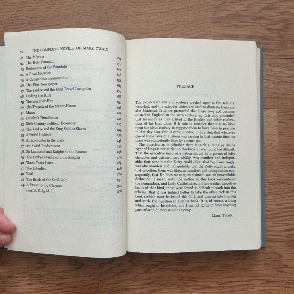 Hardcover A Connecticut Yankee in King Arthur's Court by Mark Twain หนังสือ  ปกแข็ง