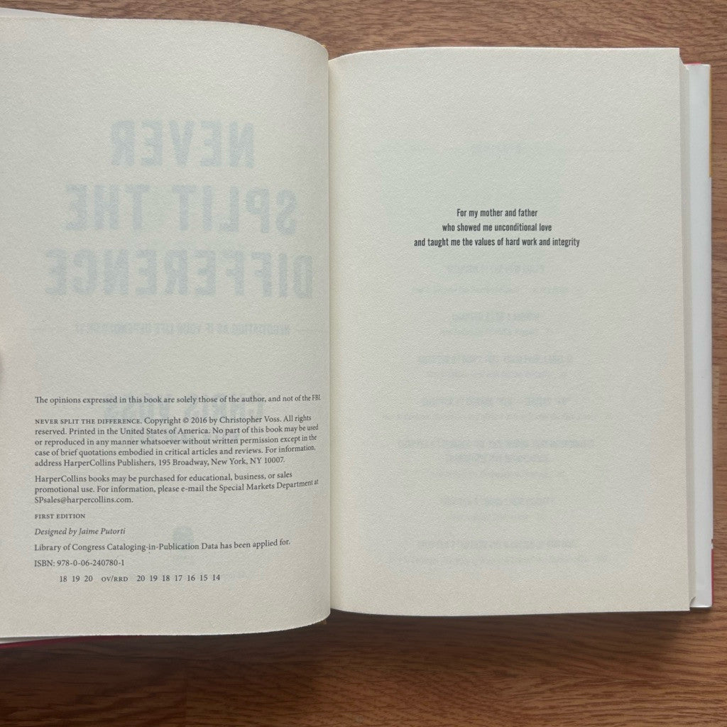 Hardcover Never Split the Difference : Negotiating As If Your Life Depended On It by Christopher Voss & Tahl Raz หนังสือ